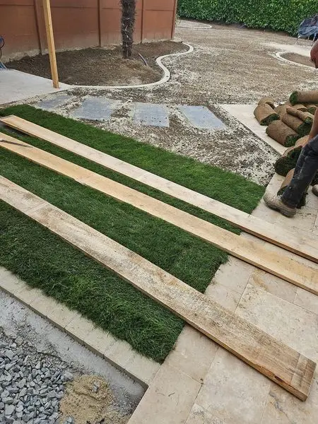 chantier piscine aménagement gazon